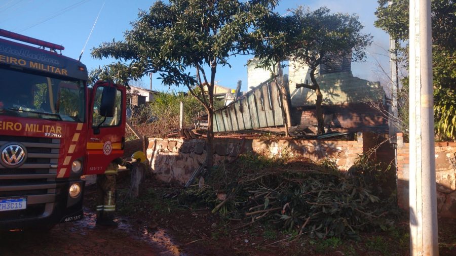 Incêndio ocorreu na manhã desta terça-feira (Foto: Divulgação/Corpo de Bombeiros)