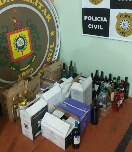 Foram encontradas 74 garrafas de vinhos e espumantes de marcas variadas, além de itens de limpeza e higiene pessoal (Foto: Brigada Militar)