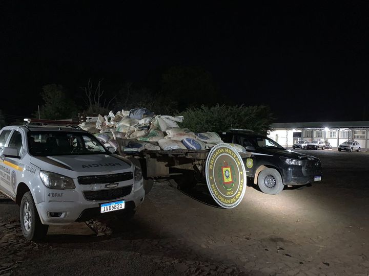 O veículo e a carga, em torno de 100 sacas de soja, foram apreendidos encontram-se à disposição da Receita Federal (Foto: Brigada Militar)