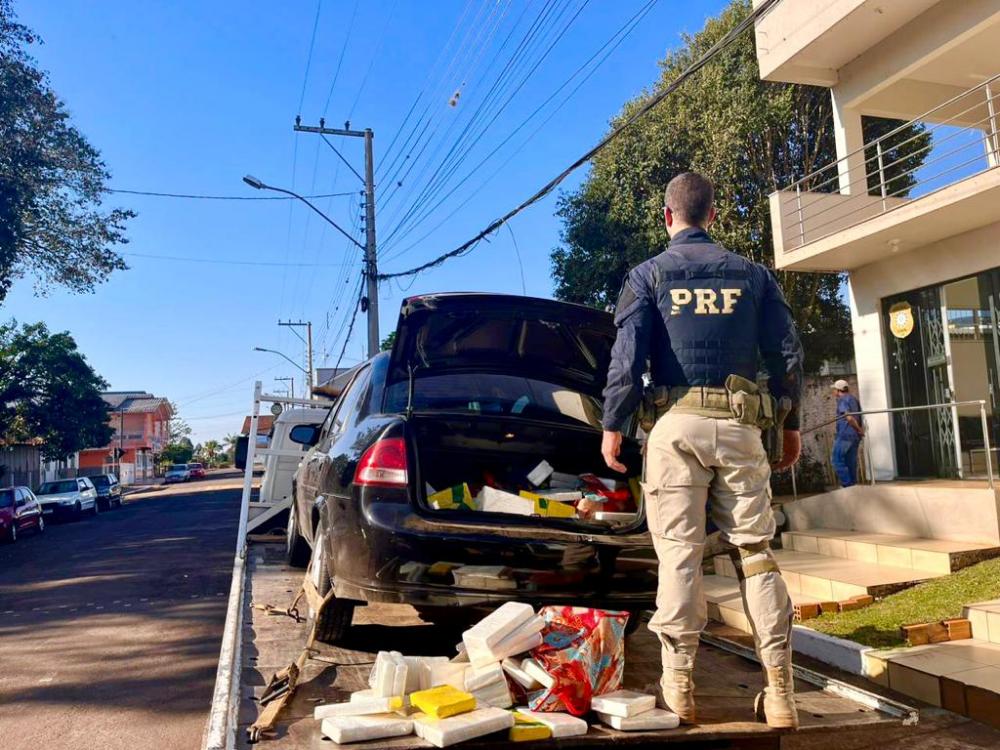Acredita-se que a droga, após ser misturada e fracionada, poderia render cerca de 27 milhões de reais aos criminosos no mercado ilegal. (Foto: PRF)