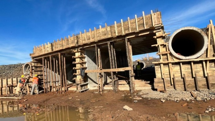 Uma das frentes de trabalho é a construção dos muros laterais da nova ponte em Santo Antônio da Patrulha -Foto: Gustavo Rech/Ascom EGR