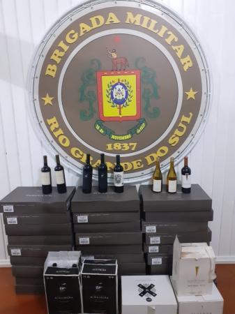 Mercadoria sem o devido desembaraço aduaneiro, juntamente com o carro, foi encaminhada à Receita Federal em Santo Ângelo (Foto: Divulgação/BM)