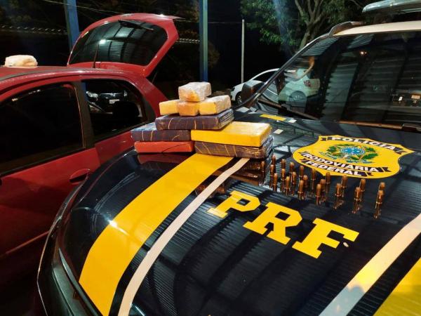 De acordo com a Polícia Rodoviária Federal, a droga e as munições estão avaliadas em cerca de R$ 300 mil (Foto: Divulgação/PRF)