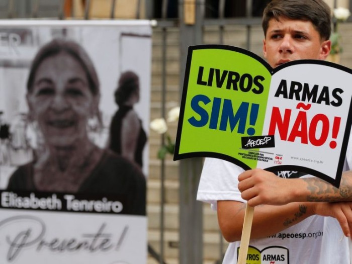 Estudante protesta após ataque a escola em São Paulo - (Foto: Fernando Frazão/Agência Brasil)