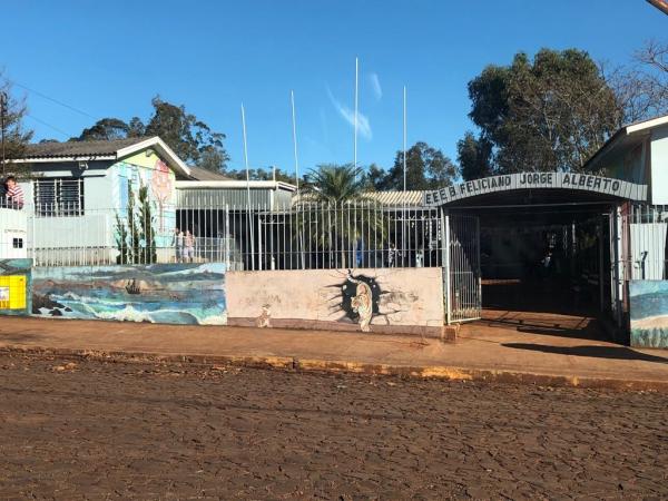 Medida é válida para os editais de cadastro temporário de especialistas da área da educação, servidores e professores (Foto: Diones Roberto Becker)