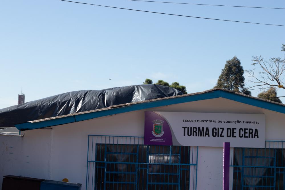 Escola está coberta com lona preta (Foto: Jonas Martins)