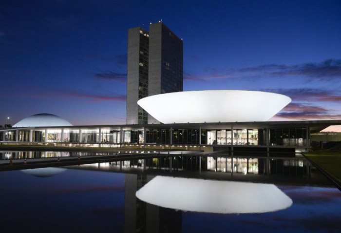 Iluminação branca na cúpula da Câmara lembra a data - (Foto: Pedro França/Agência Senado)