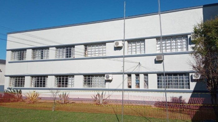 Platibanda da fachada principal do Instituto Estadual de Educação Mãe de Deus, em Tupanciretã, está sendo substituída -Foto: Ascom SOP