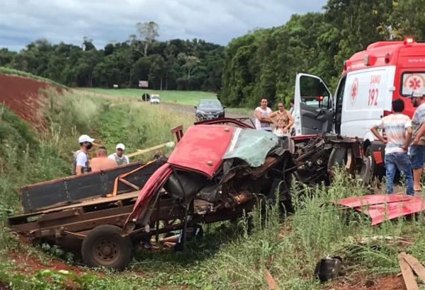 Com o forte impacto, o veículo parou fora da pista, com a frente e a lateral direita completamente destruídas (Foto: Reprodução/Grupo Trânsito Noroeste)