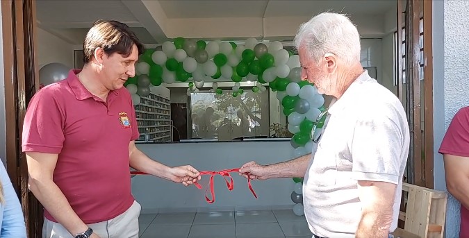 Prefeito e o secretário de saúde descerrando a fita inaugural (Foto: Reprodução)