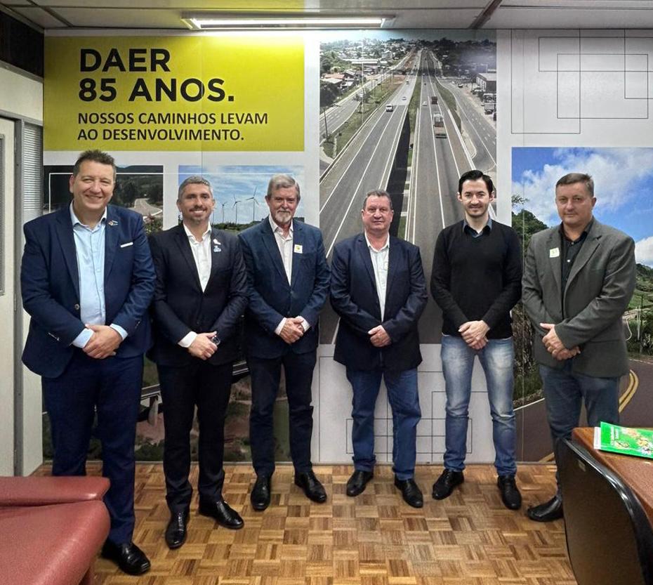 Entre as reuniões, mandatários da região estiveram no DAER (Foto: Divulgação)