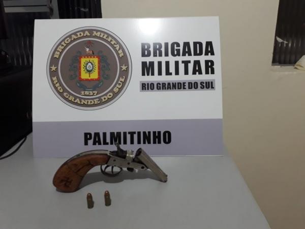 Garrucha foi encontrada durante revista em automóvel (Foto: Divulgação/BM)