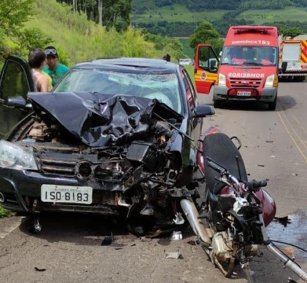 Colisão frontal entre o VW Golf e a Honda CG 150 resultou na morte de uma pessoa (Foto: Reprodução/WhatsApp)