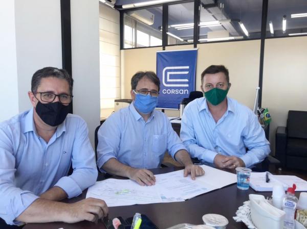 Assinatura do contrato da obra foi debatida numa reunião entre autoridades três-passenses e um representante da CORSAN (Foto: Divulgação/ASCOM Três Passos)