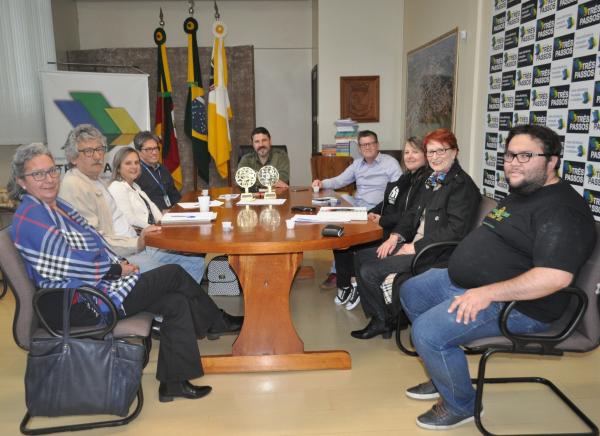 Reunião que tratou sobre a organização do evento cultural (Foto: Divulgação/ASCOM Três Passos)