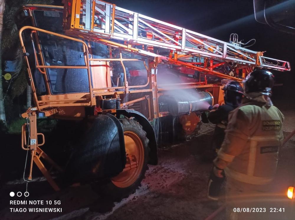Ação dos Bombeiros Voluntários controlou as chamas (Foto: Bombeiros Voluntários/Divulgação)