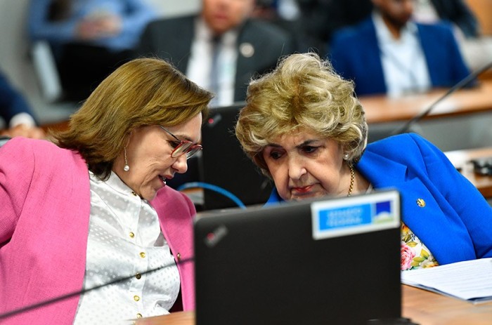 Relatora, Ivete da Silveira (D) conversa com Zenaide Maia - Foto: Geraldo Magela/Agência Senado
