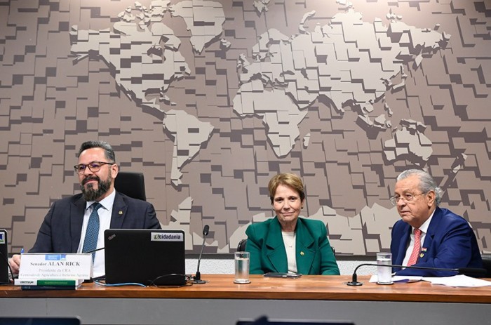 Alan Rick, já empossado como presidente, com Tereza Cristina e Jayme Campos na reunião da CRA desta quarta - Foto: Jefferson Rudy/Agência Senado