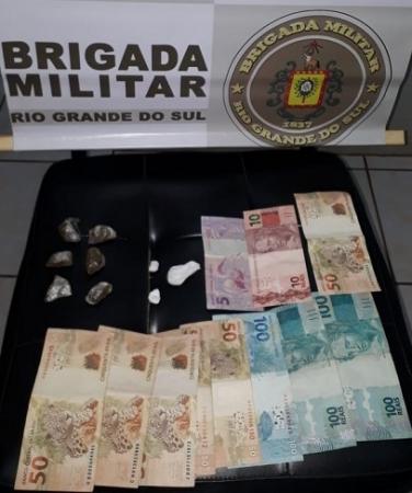 Embalagens com entorpecentes e o dinheiro que foram apreendidos pelos policiais militares de Três Passos (Foto: Divulgação/BM)