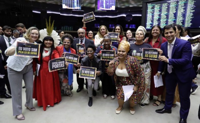 Parlamentares exibem cartazes em Plenário a favor da proposta de cotas - (Foto: Bruno Spada/Câmara dos Deputados)