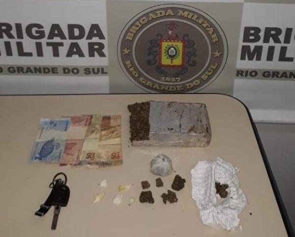 Entorpecentes e dinheiro apreendidos na ação policial (Foto: Divulgação/BM)