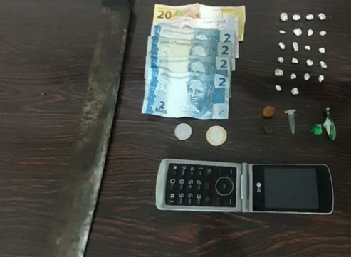 Além de porções de drogas, foi apreendido também o facão utilizado no ataque aos policiais militares (Foto: Divulgação/BM)