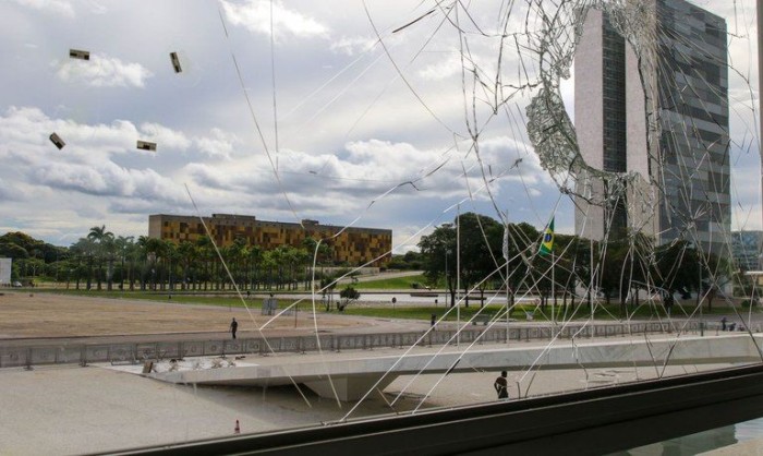 Congresso visto de janela com vidro quebrado no Palácio do Planalto - (Foto: Fabio Rodrigues Pozzebom/ Agência Brasil)