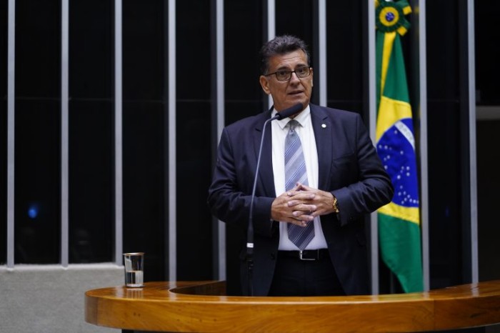 O relator, deputado Coronel Meira, recomendou a aprovação do projeto - (Foto: Pablo Valadares/Câmara dos Deputados)