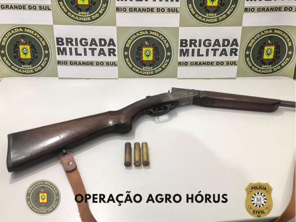 Arma que foi apreendida durante a ação policial (Foto: Polícia Civil)