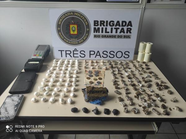 Materiais e drogas encontradas no veículo ocupado pelos dois indivíduos presos (Foto: Divulgação/BM)