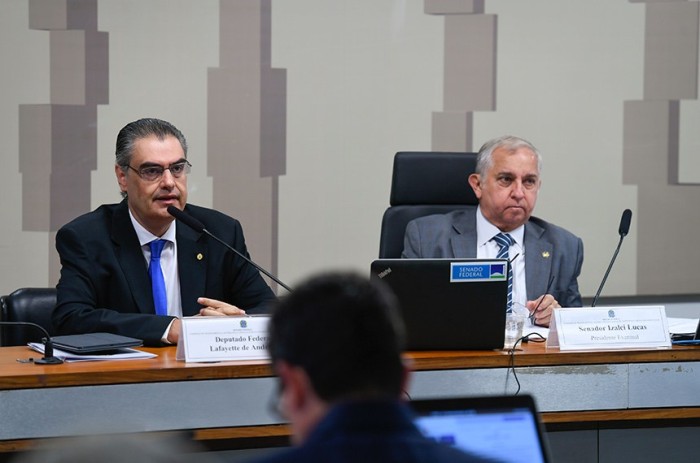 Deputado Lafayette de Andrada, que relatou o projeto na Câmara, e Izalci Lucas, relator na comissão - Foto: Edilson Rodrigues/Agência Senado