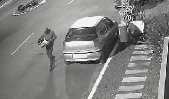 Criminoso foi flagrado pelas câmeras de vigilância da redondeza (Foto: Reprodução) 
