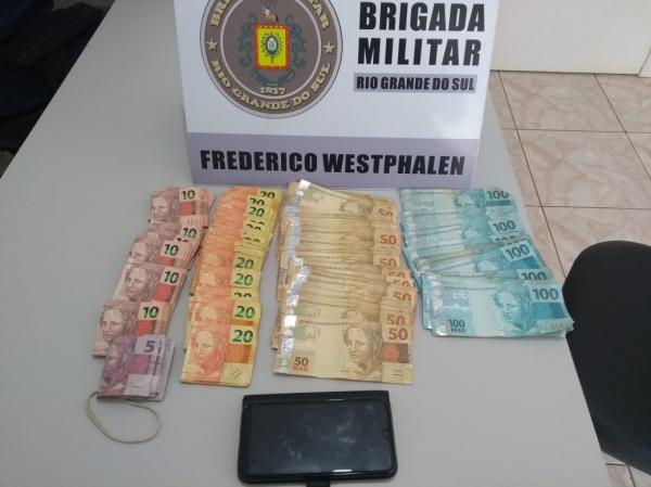 Ao todo, foram apreendidos R$ 7.950,00 (Foto: Divulgação/BM)
