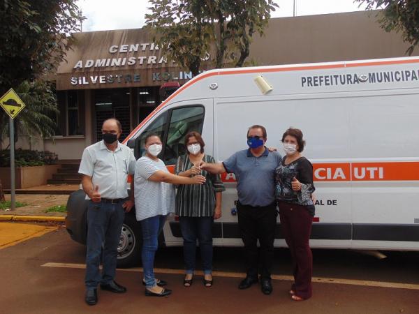 Solenidade de entrega da nova ambulância foi realizada na sexta-feira (29/01), em frente ao Centro Administrativo (Foto: Divulgação/ASCOM Redentora)