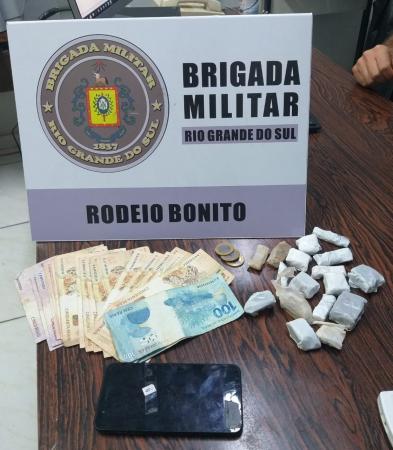 Droga e dinheiro apreendidos na ocorrência policial (Foto: Divulgação/BM)