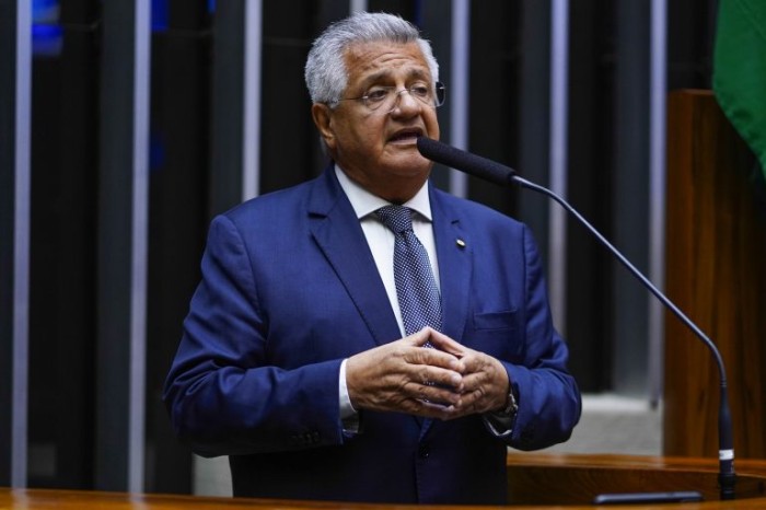 Bacelar é um dos autores do projeto que substitui os itinerários formativos do ensino médio - (Foto: Pablo Valadares / Câmara dos Deputados)