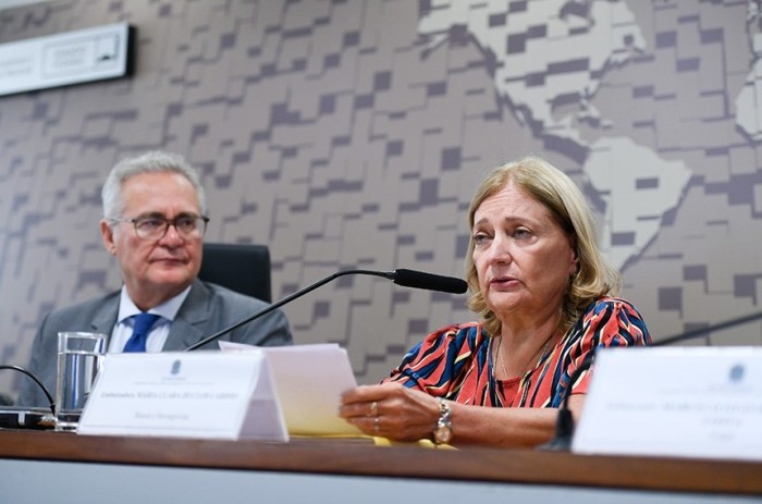 A diplomata ao lado do presidente da CRE, Renan Calheiros - Foto: Edilson Rodrigues/Agência Senado