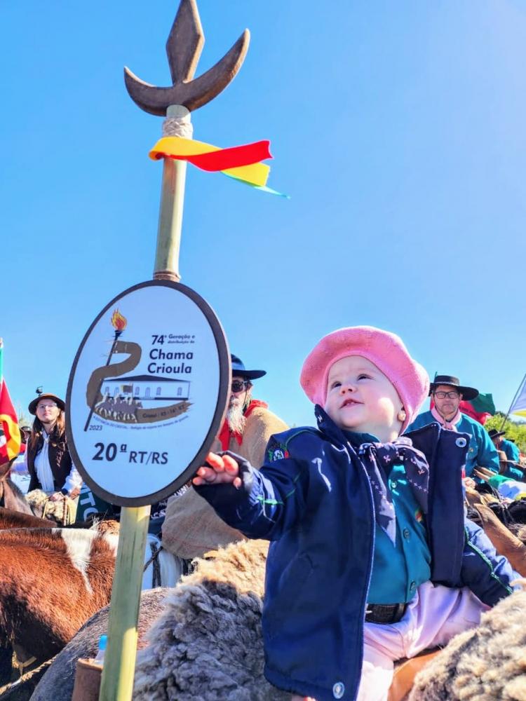 Lívia Fornari, filha do Giordano e da Eduarda acompanha os pais em toda a cavalgada (Foto: Arquivo Pessoal)
