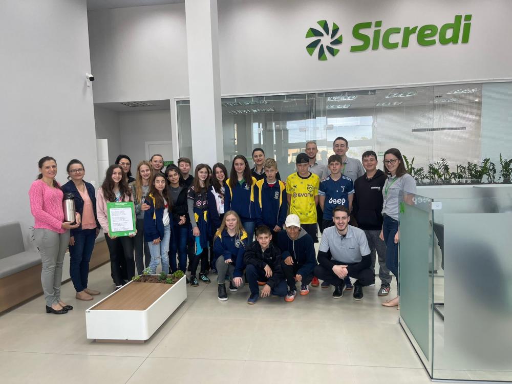 Alunos receberam a premiação na agência da Sicredi em Derrubadas (Foto: Prefeitura de Derrubadas)