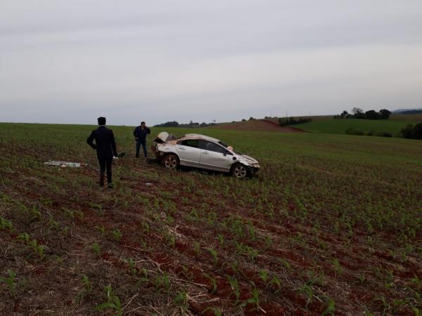 Carro saiu da pista e só parou em meio a uma lavoura (Foto: Reprodução/Observador Regional)