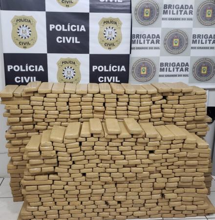 Entorpecente era transportado em um veículo roubado em Cruz Alta/RS. Um indivíduo acabou preso por tráfico de drogas (Foto: Divulgação/Polícia Civil)