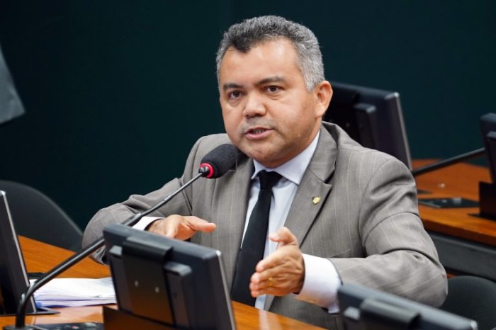 Cleber Verde estabeleceu cobrança de tarifas por serviços e sanções para irregularidades - (Foto: Pablo Valadares/Câmara dos Deputados)