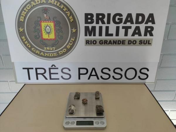 Foram apreendidos cinco invólucros com maconha (Foto: Divulgação/BM)