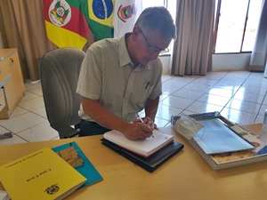 Prefeito Claudemir Locatelli assinando o decreto (Foto: ASCOM Vista Gaúcha)