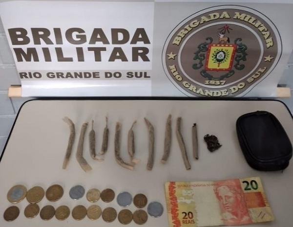 Foram apreendidas 9,8 gramas de maconha (Foto: Divulgação/7º BPM)