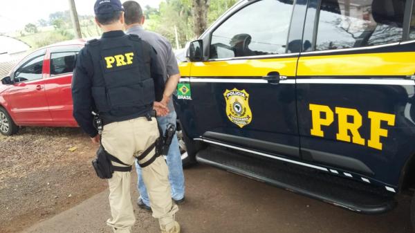Prisão foi realizada na tarde deste domingo (Foto: Divulgação/PRF)