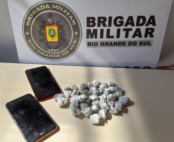Abordagem dos indivíduos resultou na apreensão de 40 porções de maconha, que totalizaram 85 gramas (Foto: Divulgação/BM)