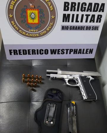 Pistola e 14 munições para calibre nove milímetros foram encontrados durante revista veicular (Foto: Divulgação/37º BPM)