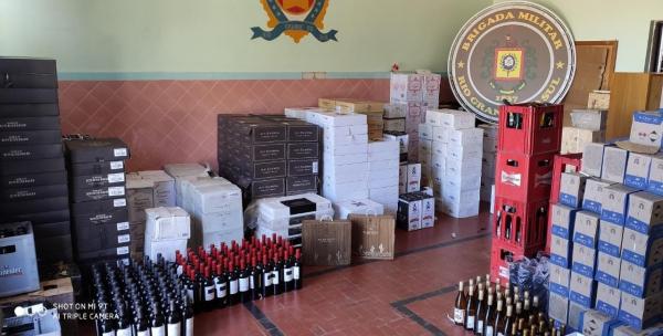 Foram apreendidas 5.099 garrafas de bebidas e 2.400 frascos de desodorante (Foto: Divulgação/7º BPM)