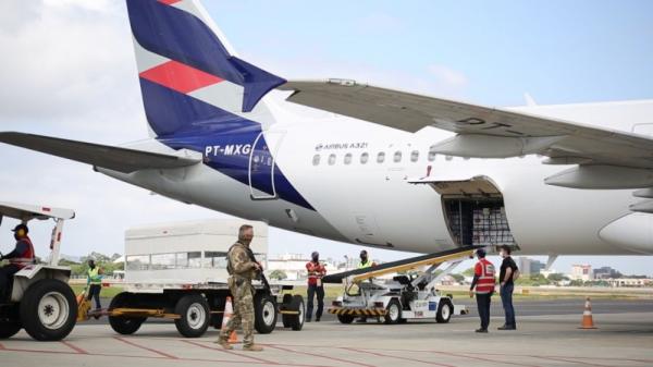 Avião com os frascos chegou ao Aeroporto Internacional Salgado Filho, em Porto Alegre, às 10h50min do domingo (07/02) (Foto: Luís André/Palácio Piratini)